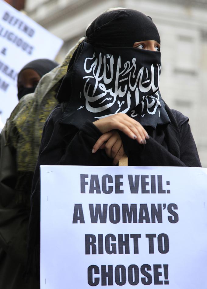 Francija je aprila 2011 kot prva evropska država prepovedala nošenje burk, kar je tedaj sprožilo ostre proteste muslimanske skupnosti. Evropsko sodišče za človekove pravice je rped dvema letoma potrdilo prepoved. | Foto: Reuters