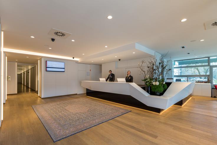 Demšar arhitekti so oblikovali sodobni interjer recepcije. | Foto: M hotel