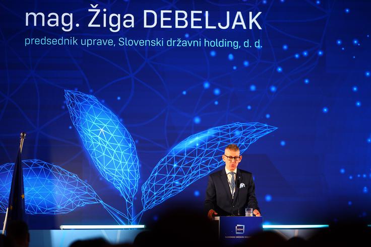 Žiga Debeljak in Janez Tomšič sta na konferenci predstavila, kako se je vloga SDH po pripojitvi Družbe za upravljanje terjatev bank (DUTB) razširila: holding danes poleg kapitalskih naložb upravlja tudi terjatve in del stvarnega premoženja. Glavnino portfelja še vedno predstavljajo kapitalske naložbe, katerih vrednost je po Debeljakovih besedah narasla na skoraj 14 milijard evrov.  | Foto: Anže Godec