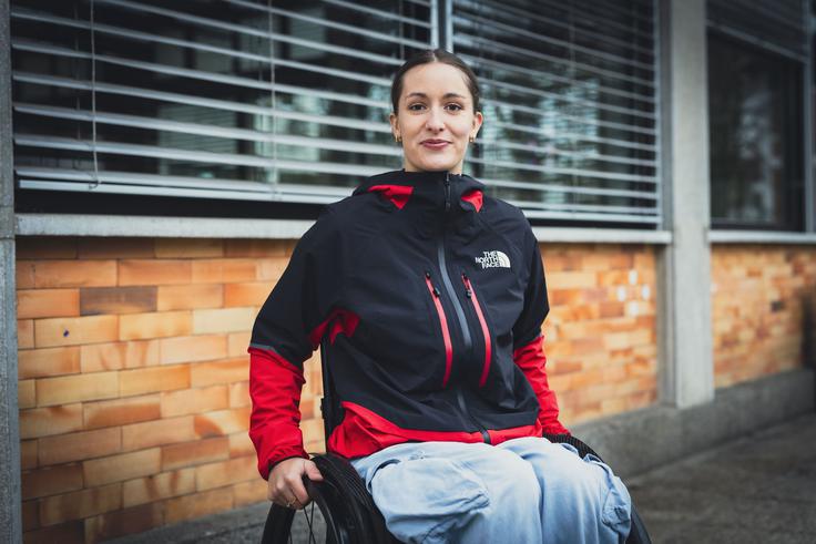 "Nikoli se nisem počutila kot neka uboga punca na vozičku. Še vedno sem Tia – le da imam zdaj zraven še stol s kolesi, ki mi omogoča, da se lahko premikam. Mislim, da je k temu, da sem se sprijaznila, ogromno prispevala tudi okolica, v kateri živim." | Foto: Bojan Puhek