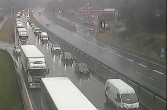 Na primorski avtocesti gorelo vozilo