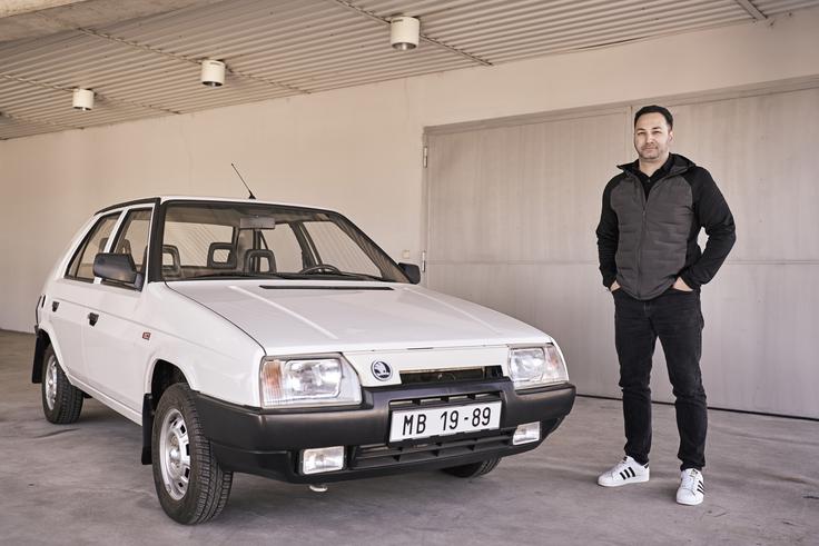 Oblikovalec Ljudmil Slavov ob originalnem favoritu. | Foto: Škoda
