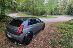 Skrita cesta, ostanki barvnih robnikov in avtomobil, ki je na cestah prava redkost #foto