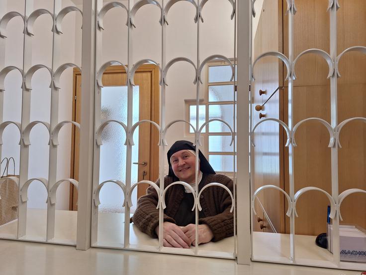 "Težko bi bila brez tišine. Preden sem vstopila v samostan, navzven ni tako očitno kazalo, da tišino tako močno potrebujem," pove sestra Damjana.  | Foto: Katja Nakrst