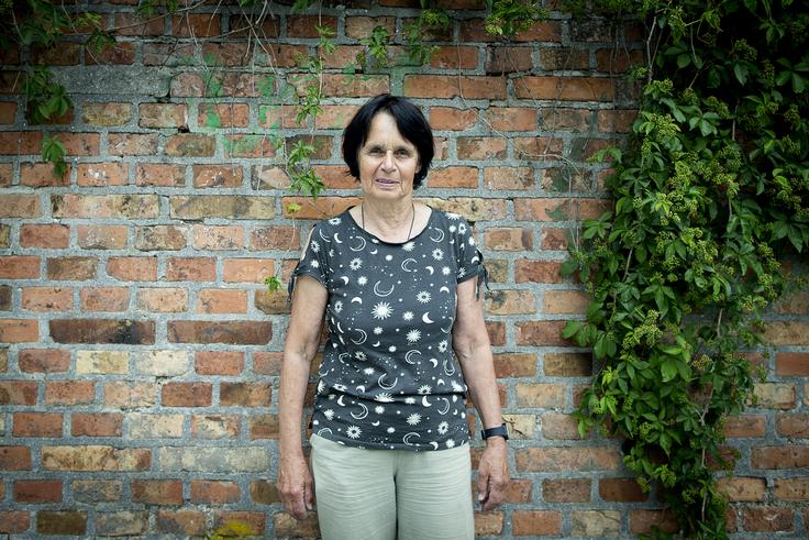 Nekdanja vzgojiteljica Urška Stritar je strastna planinka in soavtorica Planinskega zabavnika 1 in 2 ter vodnika Z otroki v gore, ki sta ga zasnovala z možem Andrejem Stritarjem. | Foto: Ana Kovač