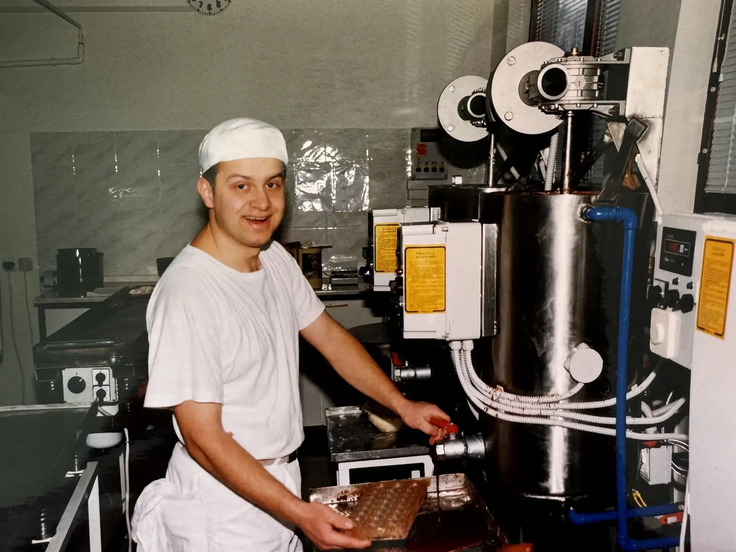 Uroš Pogačnik je v leški Gorenjki spoznal dve ljubezni, svojo ženo in čokolado. Na fotografiji je v svoji delavnici, kjer je kot eden prvih v Sloveniji začel izdelovati čokoladne praline. Rodila se je Molinet hiša čokolade. Ime Molinet nosi posebno zgodbo, saj se tako imenuje zvita palica, ki so jo Azteki uporabljali za penjenje napitka iz vode in kakavovca.  | Foto: Osebni arhiv