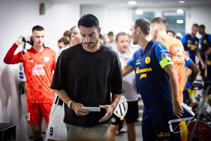 Mura Celje | Povratnik na celjski vroči trenerski stolček Albert Riera je doživel dva zaporedna poraza. Po Bratislavi (0:5) je izgubil še v Murski Soboti (0:1). | Foto Jure Banfi/alesfevzer.com