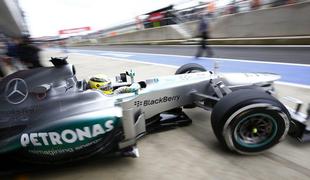 Silverstone 2: Superhitri Mercedes, polomija Lotusa in Ferrarija