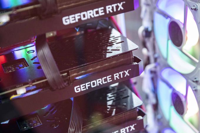 Grafične kartice s procesorji GeForce RTX veljajo za zelo zaželene, vendar pa jih je bilo v zadnjem obdobju zelo težko dobiti, saj so bile bodisi razprodane bodisi ekstremno drage. Veliko zaslug za to so ob globalnem logističnem krču, ki je bil posledica ukrepov za omilitev epidemije covid-19, imeli rudarji kriptovalut, ki so hkrati kupiti tudi po več deset in z njimi poganjali svoje "rudarske" stroje. | Foto: AP / Guliverimage