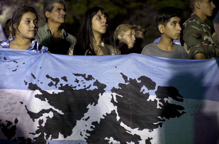 Zahteva po Falklandskih otokih je pomemben del argentinske nacionalne kolektivne zavesti in tudi jedro argentinskega protiangleškega nacionalizma. Številni Argentinci gredo tako daleč, da celo zagovarjajo množično izganjanje domačinov s Falklandskih otokov, ker ti soglasno zavračajo morebitno argentinsko suverenost oziroma argentinsko okupacijo otokov. Na fotografiji: shod v Argentini leta 2015 ob 33. obletnici začetka falklandske vojne. | Foto: Guliverimage
