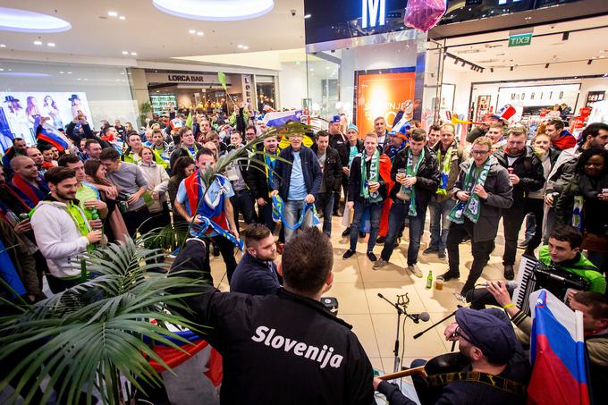 Slovenski navijači so se ogrevali v sosednjem nakupovalnem središču in nato glasno spodbujali rokometaše v zagrebški Areni. | Foto: Žiga Zupan/Sportida