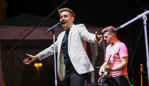 Huda poškodba našega pevca: Pa ravno zdaj ...