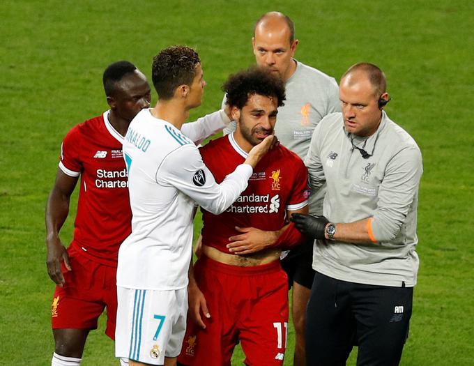 Objokanega in poškodovanega Mohameda Salaha je tolažil tudi Cristiano Ronaldo. | Foto: Reuters
