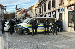Protestni shod v Novem mestu: ljudje se že zbirajo, policija v pripravljenosti #vŽivo