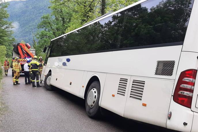 Kobarid nesreča avtobus | 37-letni voznik avtobusa je vozil po lokalni cesti iz Kobarida proti naselju Kamno. | Foto Gasilska enota Kobarid