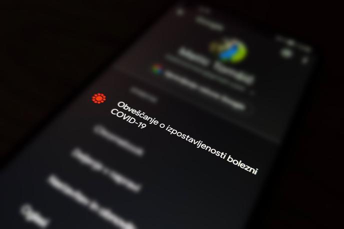 Covid-19 Aplikacija | Večina pametnih telefonov z operacijskima sistemoma Android in iOS je spomladi prek posodobitev prejela infrastrukturo, ki omogoča delovanje aplikacij za obveščanje o okužbah s koronavirusom.  | Foto Matic Tomšič