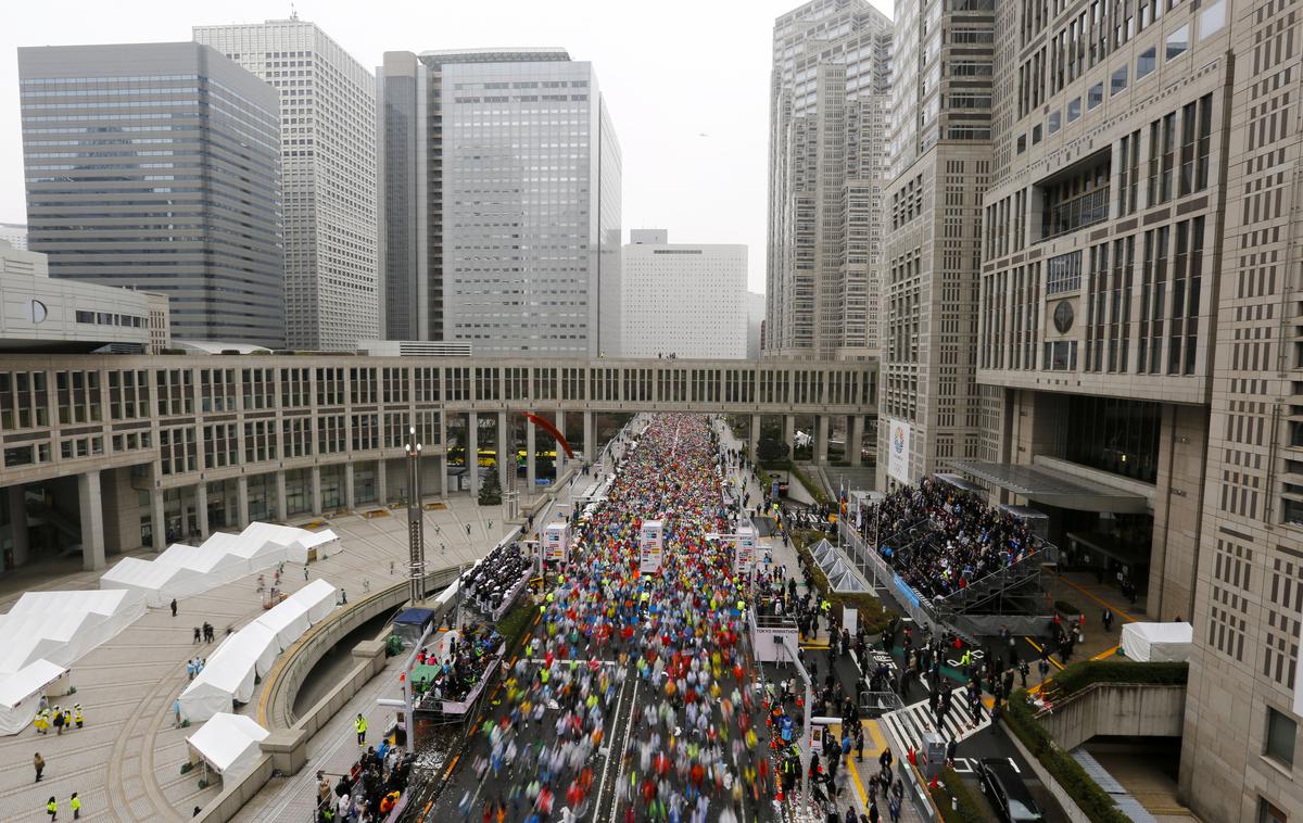 Maraton Tokio | Mestni maraton v Tokiu prirejajo februarja, poleti je japonska prestolnica prevroča za to naporno preizkušnjo, zato se bodo na olimpijskih igrah prihodnje leto za maratonska odličja borili v Saporu. | Foto Reuters