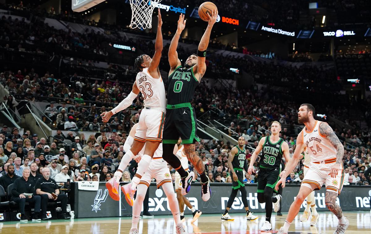 Jayson Tatum Boston Celtics San Antonio Spurs | Jayson Tatum je dal 26 točk, še pet njegovih soigralcev je bilo dvomestnih. | Foto Reuters