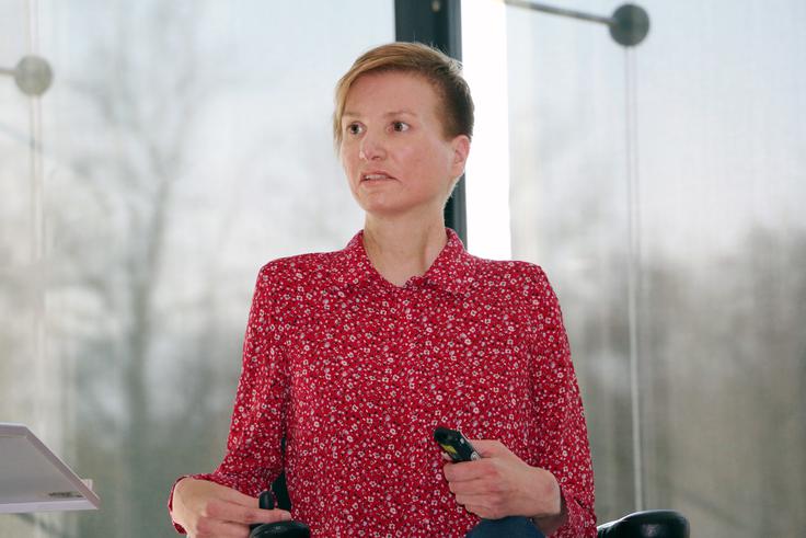 "Danes imajo osebe s SMA bistveno več priložnosti za vključevanje v skupnost. Na sodobnem trgu dela fizične zmožnosti niso več odločilne, temveč štejeta znanje in inovativnost. Osebe s SMA dosegajo visoke ravni izobrazbe in ko prepoznamo in podpremo vse talente, pridobi celotna družba," poudarja Mateja Toman, predsednica Društva distrofikov Slovenije. | Foto: Osebni arhiv