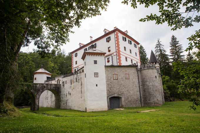Malo je gradov v Sloveniji, ki se lahko pohvalijo z ohranjeno avtentično notranjostjo. Grad Snežnik, obdan s prijetno naravo, ki kar kliče po sprehodih v vseh letnih časih, je eden izmed teh zelo redkih srečnežev. | Foto: Bor Slana