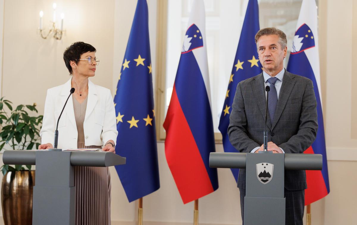 Robert Golob in Marta Kos | Evropska komisarka za širitev Marta Kos in predsednik vlade Robert Golob sta na današnjem pogovoru o širitvi EU kot geopolitični nuji, ki ga je organizirala največja vladna stranka, izpostavila vztrajanje pri vrednotah, na katerih je EU utemeljena.  | Foto STA