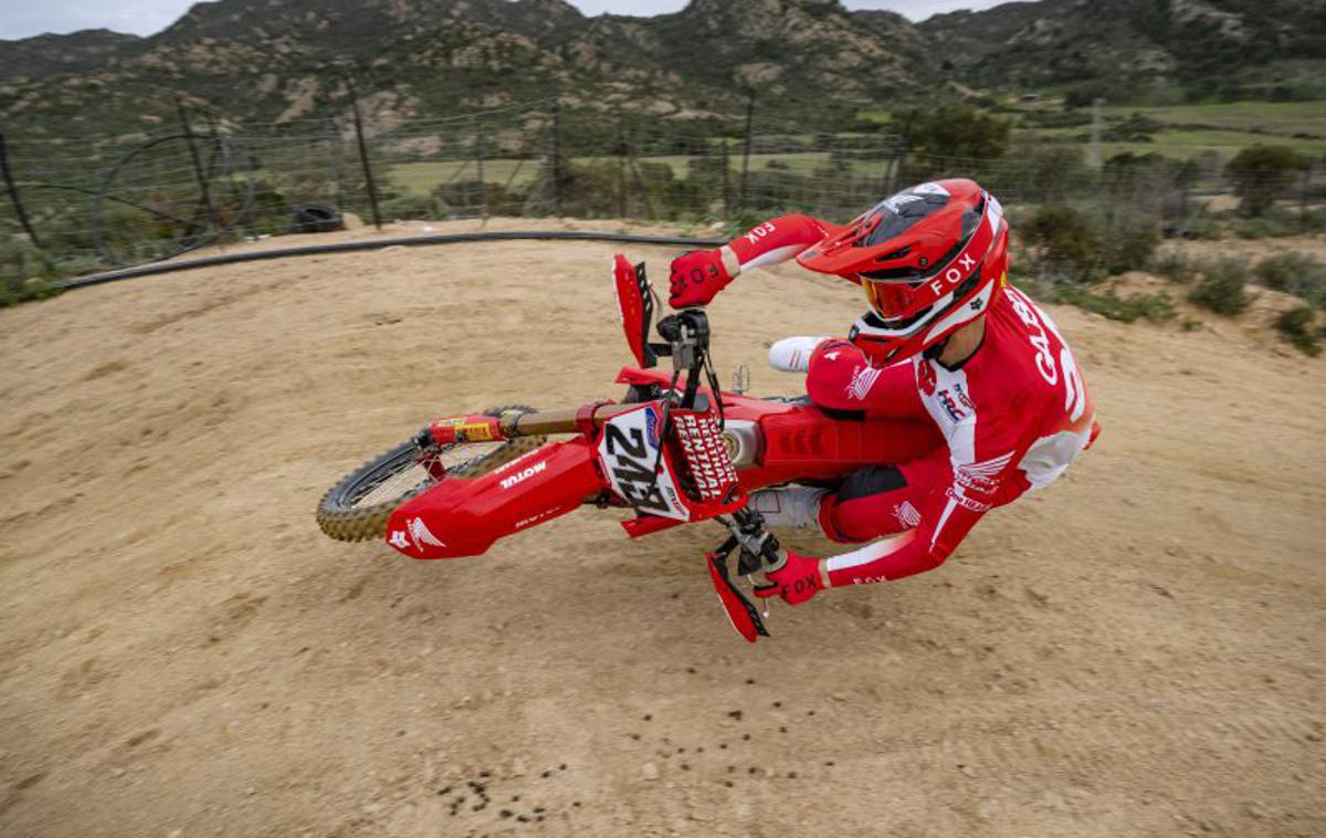 Tim Gajser Honda 2025 | Tim Gajser s svojo novo 450-kubično Hondo na zimskih testiranjih na Sardiniji. | Foto Honda Racing/ShotbyBavo