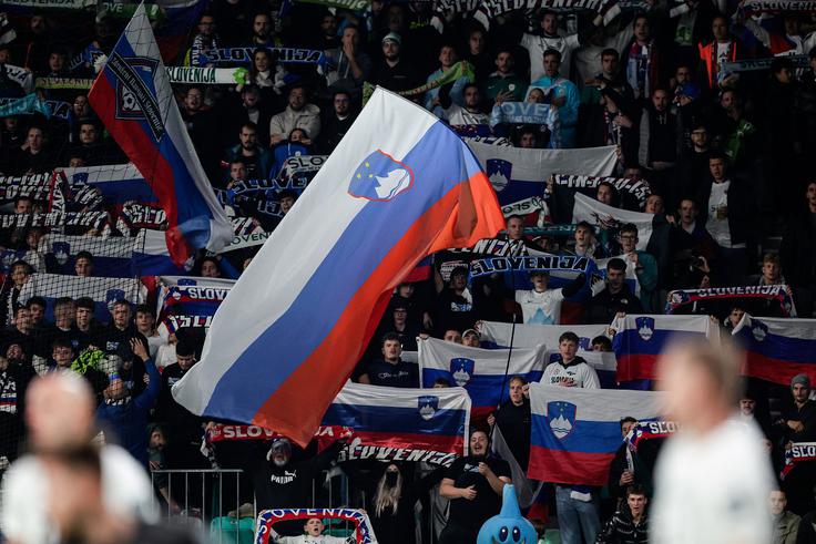 ZNS so bodrili slovenske nogometaše od prve do zadnje minute, a so jih gostujoči privrženci večkrat preglasili. | Foto: Aleš Fevžer