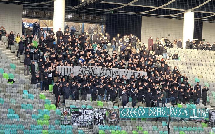 Navijaška skupina Green Dragons se je poklonila nedavno preminulemu Milošu Šoškiću. | Foto: Ž. L.