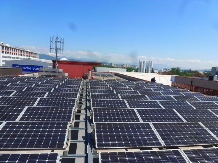 Sončna elektrarna na eni izmed ljubljanskih lokacij Telekoma Slovenije zagotavlja precejšen del električne energije, ki jo tam potrebujejo. | Foto: Telekom Slovenije