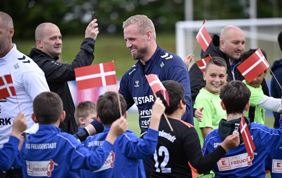 Kasper Schmeichel | Danski vratar Kasper Schmeichel na pripravah v Freudenstadtu, kjer jih je pozdravilo veliko mladih ljubiteljev nogometa. | Foto Guliverimage