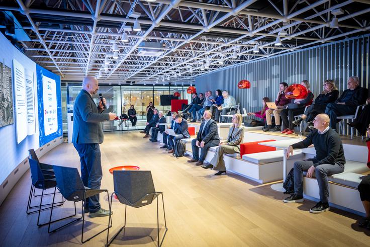 Sogovorniki so opozorili, da bo brez znanja, odgovornosti in kritične presoje tehnologija namesto ljudi začela sprejemati ključne odločitve. | Foto: Gaja Hanuna