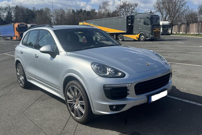 26-letnemu Slovencu zasegli ukradeno vozilo porsche cayenne