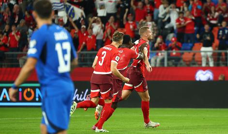 Švica nadigrala Slovenijo že v prvem polčasu, Kosovo šokiralo Švedsko