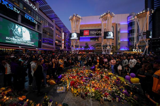 Pred Staples Centrom se v spomin na Kobeja in Gigi Bryant še naprej zbirajo navijači. | Foto: Reuters