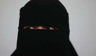 Na Danskem oglobili prvo žensko zaradi nikaba