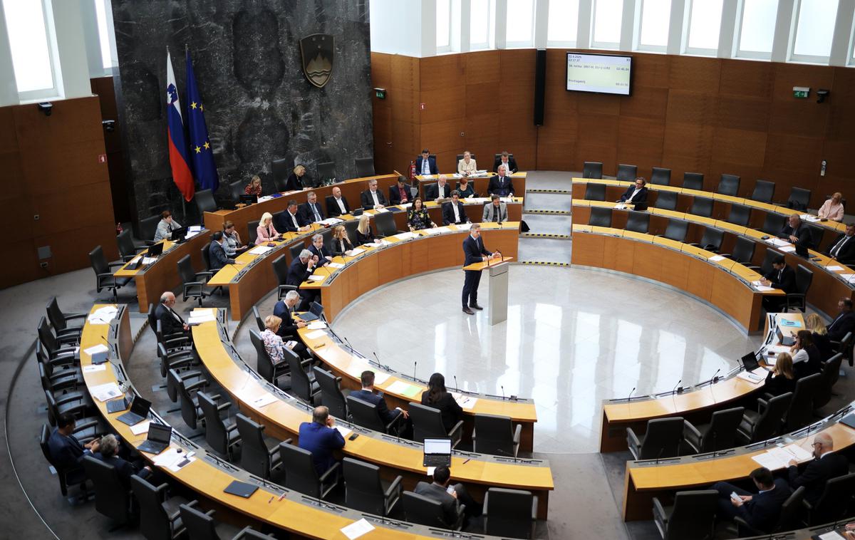 državni zbor | "Ko nekdo zlorabi funkcijo, prejema podkupnino ali goljufa na volitvah, naj mu zakon ne daje še druge možnosti, da upravlja državo. V vseh drugih poklicih to velja. Tudi v politiki mora," poudarja podpredsednik Gibanja Svoboda Mladi Blaž Juren. | Foto STA
