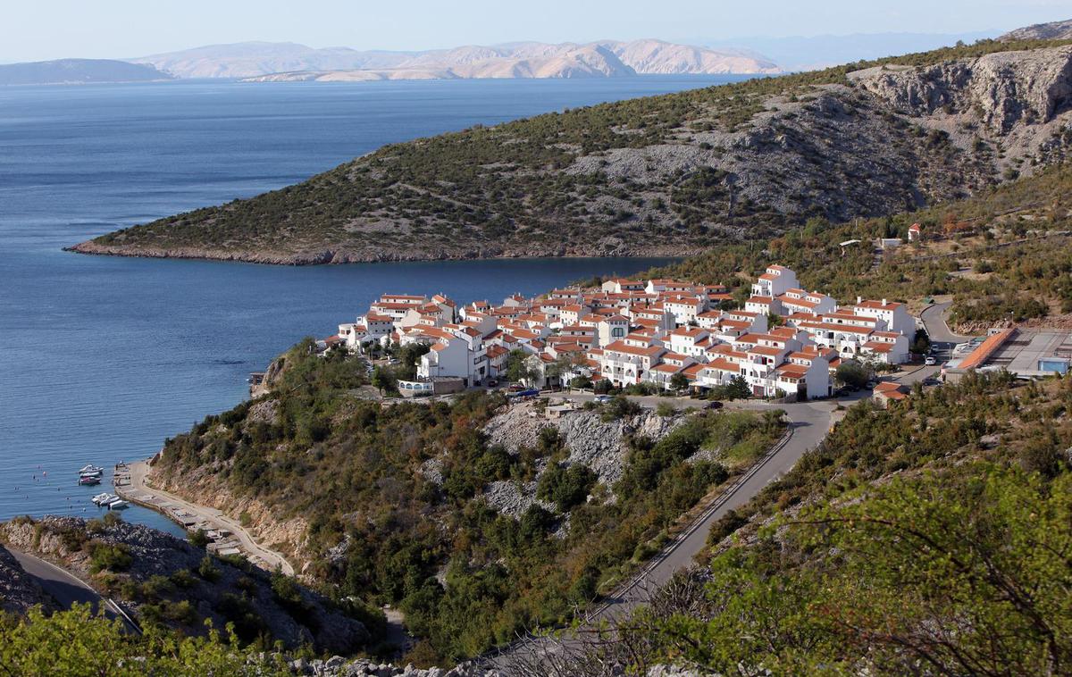 Stinica pri Jablancu | V apartmajskem naselju vlada popolna anarhija, vsak po svoje gradi in širi apartmaje ter balkone, na zelenicah urejajo parkirišča, zapirajo dovoze, postavljajo zasebne stopnice in podobno, razmere v Stinici opisuje eden od bralcev portala Morski.hr. | Foto Pixsell