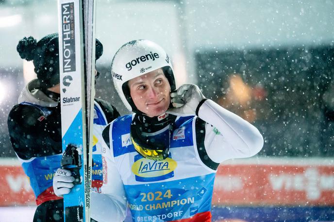 Domen Prevc skakalne smuči | Domen Prevc je po incidentu s smučmi ostal brez skoka v prvi seriji ekipne tekme v Oberstdorfu, dogodek pa še naprej buri duhove. | Foto Guliverimage