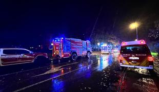 Iz gorečega stanovanja rešili žensko, iz bloka evakuirali 27 stanovalcev #foto