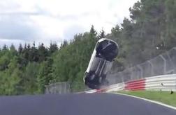 Spektakularna nesreča na nepredvidljivem Nürburgringu (video)