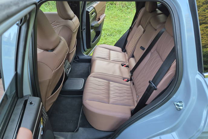 Japonski SUV s kablom, kaj zmore v notranjosti? #foto