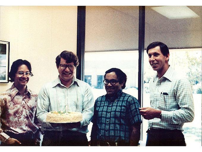 Po večletnem delu za različna računalniška podjetja je Ellison (desno) s prijateljema Edom Oatesom in Bobom Minerjem leta 1977 ustanovil podjetje Software Development Laboratoirs. Začetni kapital podjetja je bil 2.000 ameriških dolarjev, Ellison jih je prispeval 1.200.  Foto: Oracle | Foto: 