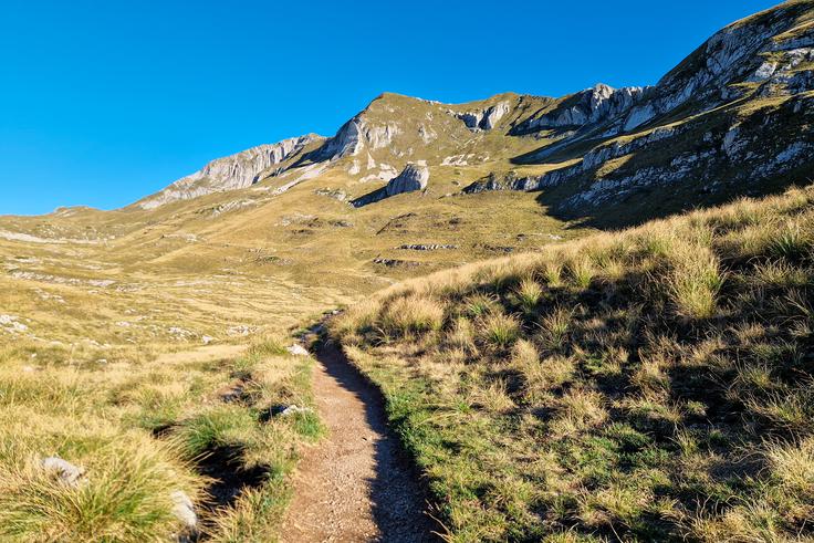 Sprva je vzpon proti Škrčkemu ždrijelu zložen. | Foto: Matej Podgoršek