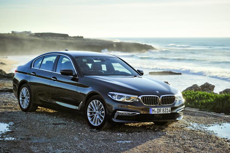 Novi BMW serije 5 je bil eden najtežje pričakovanih avtomobilov leta. Poslovna limuzina se postavlja na stran voznika in mu nudi številne prednosti BMW-jeve "sedmice". | Foto: Ciril Komotar