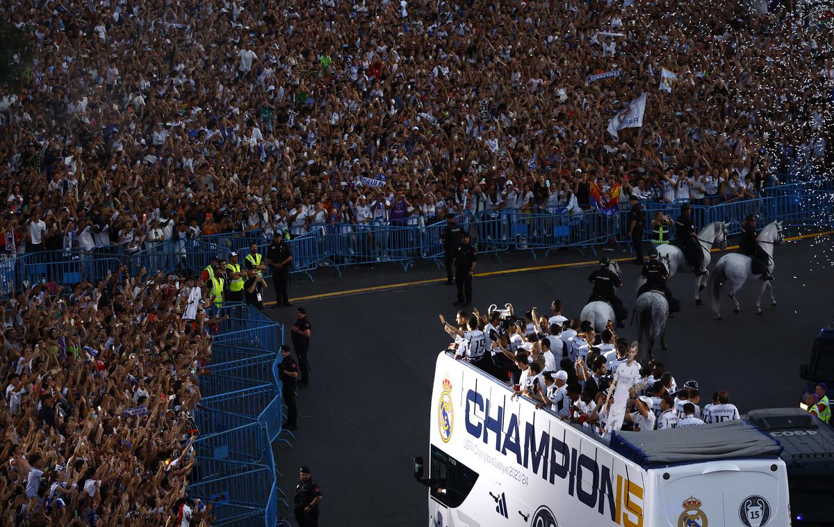 Real Madrid sprejem | Nepregledna množica je nogometaše Reala pričakala na Cibelesu. | Foto Reuters