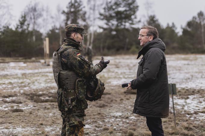 Nemški obrambni minister Boris Pistorius v pogovoru z nekim nemškim vojakom. | Foto: Guliverimage