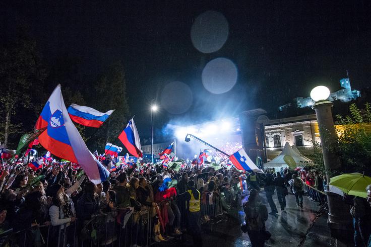 Po nekaterih ocenah se je sinoči na Kongresnem trgu zbralo 20 tisoč ljudi. | Foto: Matic Klanšek Velej/Sportida