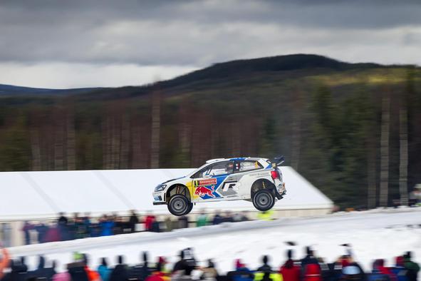 Ogier z veseljem sprejel Mikkelsenovo darilo