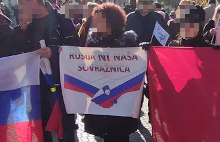 Eden od transparentov na lanskem shodu Gibanja Slovenija proti rusofobiji v Ljubljani.  | Foto: X / @omojblog