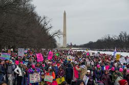 Na demonstracijah proti Trumpu v Washingtonu več tisoč ljudi